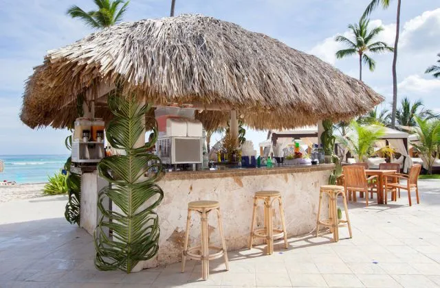 Hotel All Inclusive Majestic Elegance Punta Cana bar beach